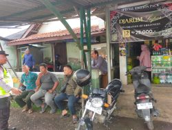 Sasar Tukang Ojek, Bhabinkamtibmas Karanganyar Sosialisasi Operasi Zebra Candi 2025 di Tugu Durian