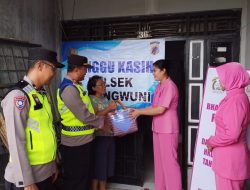 Suami Terbaring Sakit, Ibu Rumah Tangga di Puri Kedungwuni Terima Bantuan Sembako dari Polisi