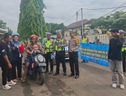 Ajak Tertib Lalin di Car Free Day, Satlantas Pekalongan Beri Bunga ke Warga yang Disiplin!