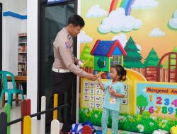 ​Ikut Antre SIM di Polres Pekalongan, Petugas Bagikan Bingkisan menarik Untuk Anak – Anak