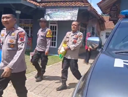 Jumat Berkah “Tilik Warga”, Kapolsek Doro Serahkan Sembako untuk Lansia di Dukuh Kedempel