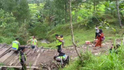 Jembatan Akses Pelajar Rusak Parah, Polres Pekalongan Turunkan Anggota Kerja Bakti di Kandangserang