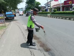 Aksi Heroik Polisi Kedungwuni: Timbun Solar Pakai Pasir Demi Selamatkan Nyawa Pengendara
