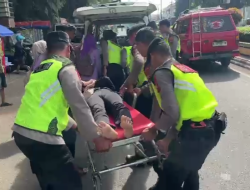 Gercep! Anggota Pos Pam Kedungwuni Evakuasi Korban Laka di Simpang Tiga Bebekan ke Rumah Sakit