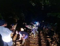 Sempat Lumpuh Akibat Longsor, Polisi dan Warga Petungkriyono Gercep Buka Kembali Akses Jalan Tlogo Pakis