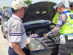 Radiator Overheat di Tol Pekalongan, Pemudik Asal Tangerang Diselamatkan Polisi