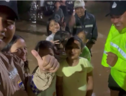 Gerak Cepat Polsek Wonopringgo Pantau Banjir di Dukuh Puton, Ketinggian Air Capai 25 Cm