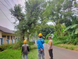 Amankan Jaringan Listrik, Bhabinkamtibmas Karanganyar Turun Tangan Atur Lalin Dampingi Petugas PLN
