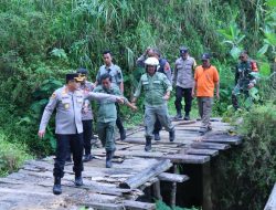Kondisi Kritis, Kapolres Pekalongan Cek Langsung Jembatan Penghubung Dua Desa yang Rusak Parah
