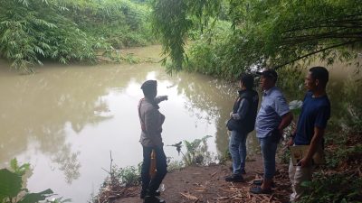 Respons Cepat! Polsek Kajen Olah TKP Tewasnya Bocah 2 Tahun yang Tenggelam di Sungai Pekalongan