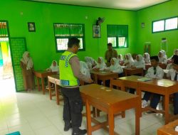Polsek Karangdadap Bekali Siswa SMP Islam Pegandon tentang Demokrasi dan Tanggung Jawab Berpendapat