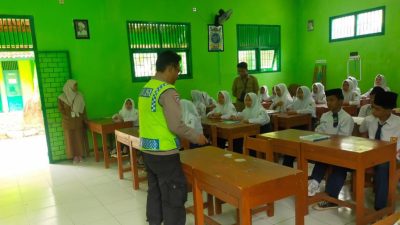 Polsek Karangdadap Bekali Siswa SMP Islam Pegandon tentang Demokrasi dan Tanggung Jawab Berpendapat