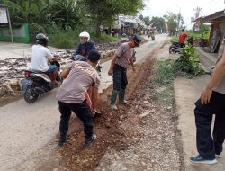 Cegah Kecelakaan, Polsek Sragi Respons Cepat Tambal Jalan Berlubang yang Rusak Parah