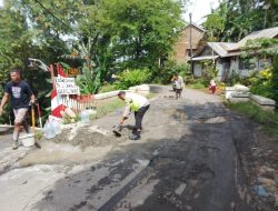 Respons Cepat Bhabinkamtibmas! Polisi dan Warga Kandangserang Kompak Tambal Jalan Raya Berlubang