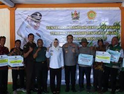 Kapolres Pekalongan Dampingi Bupati Serahkan Combi dan Cultivator untuk Petani