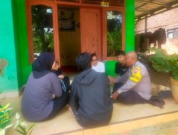 Jaga Kearifan Lokal, Bhabinkamtibmas Karanganyar Sambangi Posko KKN UNIKAL Pekalongan