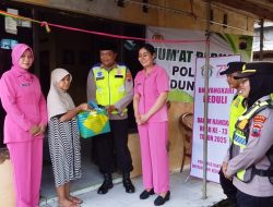 Kisah Haru di Kedungwuni, Kapolsek dan Bhayangkari Berbagi di “Jumat Berkah” untuk Lansia yang Suami Buta