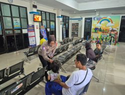 Polisi di Pekalongan Bagikan Cemilan ke Pemohon SIM, Biar Nggak Tegang?