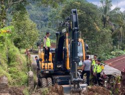 Ngeri! Tebing di Lebakbarang Longsor Tutup Jalan, Begini Aksi Gercep Polisi dan Warga Evakuasi Material