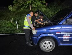 Lumpuh di Tol, Mobil Pemudik Jakarta-Magetan Kembali Nyala Usai Dibantu Polisi Pekalongan