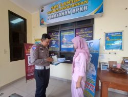 Duta pelayanan BPKB Satlantas Polres Pekalongan memberikan pelayanan kepada masyarakat dengan tema POLANTAS MENYAPA