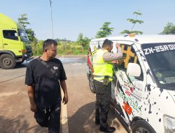 Gercep! Polisi Pekalongan Bantu Buka Pintu Mobil Pemudik yang Terkunci di Rest Area 338A