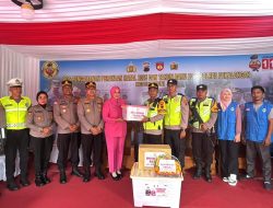 Beri Semangat Personel Nataru, Ketua Bhayangkari Cabang Pekalongan Bagikan Bingkisan dan Suplemen di Pos Pam