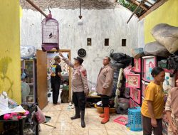 Respon Cepat! Kapolsek Kajen Terjunkan Personel Pantau Dampak Puting Beliung di Pekiringan Alit