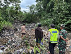 Gundukan Sampah TPA Bojonglarang Longsor, Kapolsek bersama Forkopimcam Kajen Cek Sungai dan Lahan Warga yang Tercemar