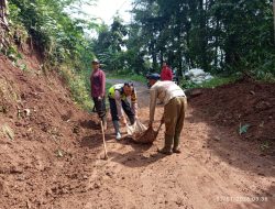 Bahu-membahu Bareng Warga, Bhabinkamtibmas Polsek Kajen Bersihkan Sisa Longsor di Gunungtelu
