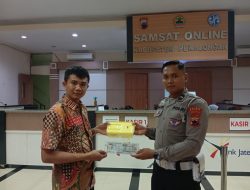 Jumat berkah, bayar pajak di samsat kabupaten pekalongan dapat bonus hadiah kotak makan