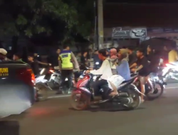Respons Cepat Laporan 110, Polsek Kedungwuni Bubarkan Balap Lari Liar yang Blokir Jalan