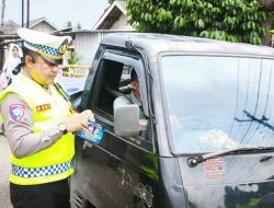 Satlantas Polres Pekalongan Edukasi Pengendara dan Perbaiki Akses Jalan di Bojong
