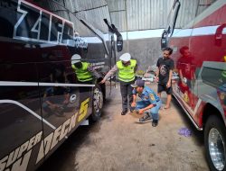 Pastikan Bus Layak Jalan, Kanit Kamsel Satlantas Pekalongan Pimpin ‘Ramp Check’ di Garasi Bus