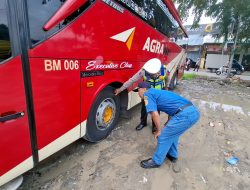 Aksi Simpatik Ops Keselamatan Candi: Polisi Periksa Bus Sambil Bagi-bagi Vitamin Gratis