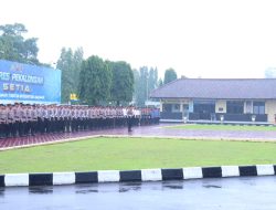 Tak Surut oleh Hujan, Personel Polres Pekalongan Tetap Khidmat Gelar Upacara Hari Kesadaran Nasional