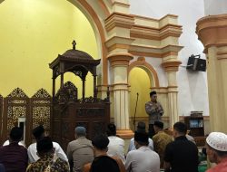 Sambangi Al-Muhtaram Kajen, Kasat Binmas Polres Pekalongan Ingatkan Warga Waspada Curanmor saat Tarawih